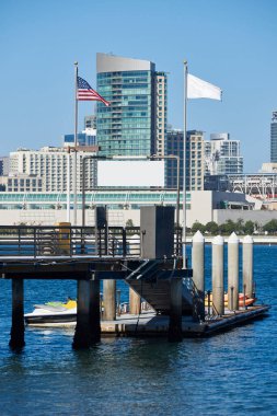 Kayıklı iskele, arka planda ufuk çizgisi. San Diego, Kaliforniya