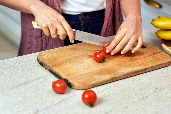 Seorang Wanita Mengiris Tomat Dapur — Stok Foto