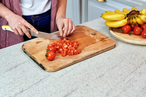 Seorang Wanita Mengiris Tomat Dapur — Stok Foto