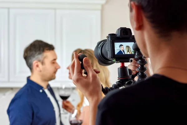 Photographe Photographiant Beau Couple Tenant Des Verres Vin Dans Cuisine — Photo