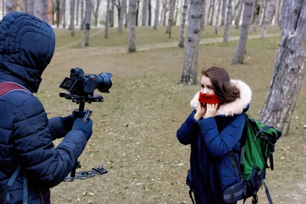 Fotograf Fotografowania Kobieta Brązowymi Włosami Zielonym Plecakiem Wędrówki Późnym Lesie — Zdjęcie stockowe