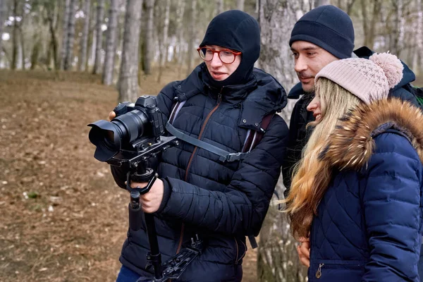 Fotograf Pokazujący Zdjęcia Parze Późnym Lesie Zimowym — Zdjęcie stockowe