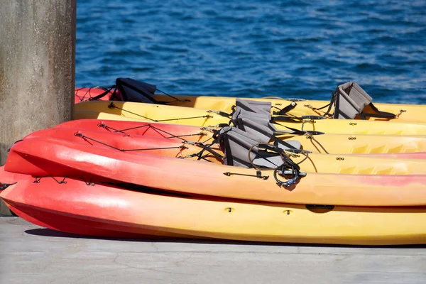 Kayak Amarillo Rojo Barcos Muelle Mar Azul Sobre Fondo —  Fotos de Stock