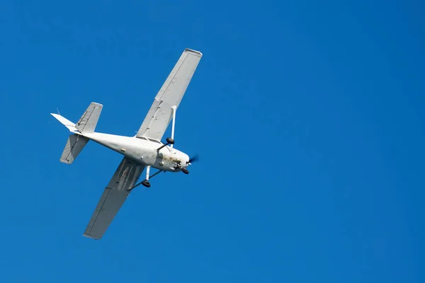Altta Paslanmış Küçük Beyaz Bir Uçak Gökyüzünde Bir Dönüş Yapıyor — Stok fotoğraf
