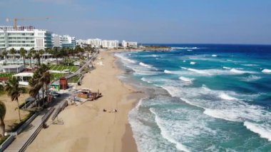 Kıbrıs Rum Kesimi, protaras otellerindeki dalgalı ve plajlı mavi deniz sularının insansız hava aracı görüntüsü