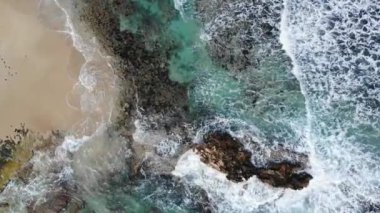 Kıbrıs 'taki mavi gök mavisi deniz manzarası, dalgalar ve ada arkaplanı