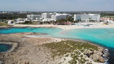 Kıbrıs Rum Kesimi 'nin Aya kentindeki sahil ve otel tatil beldeleriyle deniz manzarası