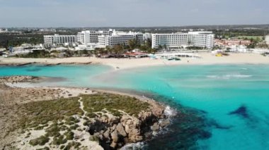 Kıbrıs Rum Kesimi 'nin Aya kentindeki sahil ve otel tatil beldeleriyle deniz manzarası