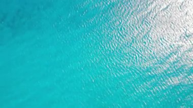 Kıbrıs 'taki mavi gök mavisi deniz manzarası, dalgalar ve ada arkaplanı