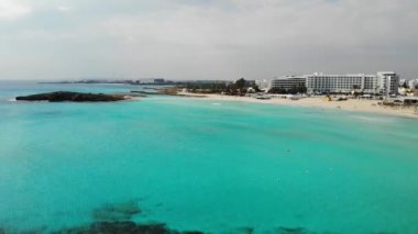 Kıbrıs Rum Kesimi 'nin Aya kentindeki sahil ve otel tatil beldeleriyle deniz manzarası