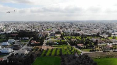Lefkoşe başkenti ve yeşil parkların insansız hava aracı görünümü, Kıbrıs