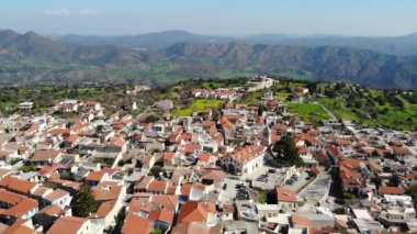 Kıbrıs 'taki eski köyün, kilisenin ve evlerin insansız hava aracı görüntüsü