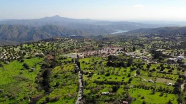 Kıbrıs 'taki eski köyün, kilisenin ve evlerin insansız hava aracı görüntüsü