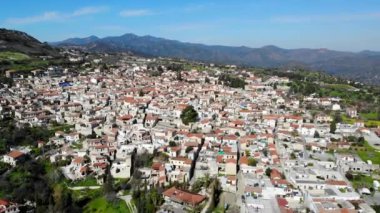 Kıbrıs 'taki eski köyün, kilisenin ve evlerin insansız hava aracı görüntüsü