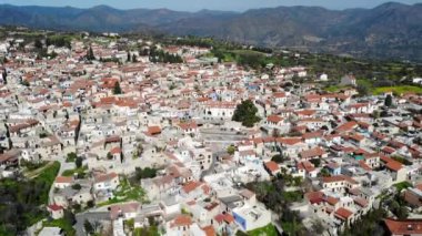 Kıbrıs 'taki eski köyün, kilisenin ve evlerin insansız hava aracı görüntüsü