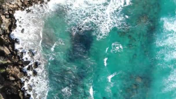 Drone Vista Azul Azul Azul Agua Mar Chipre Olas Fondo — Vídeos de Stock