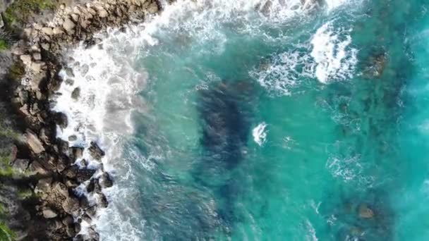 Drone Uitzicht Blauw Azuurblauw Water Van Zee Cyprus Golven Eiland — Stockvideo