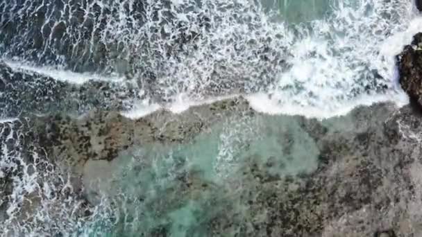 Drone Utsikt Över Blå Azurblå Vatten Havet Cypern Vågor Och — Stockvideo