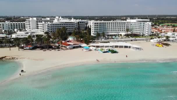 Drone Utsikt Över Havet Med Stranden Och Hotellanläggningar Aya Napa — Stockvideo