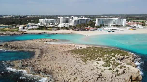 Drone Utsikt Över Havet Med Stranden Och Hotellanläggningar Aya Napa — Stockvideo