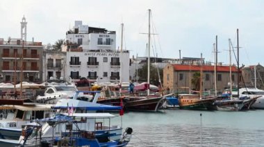 Kyrenia, Kıbrıs - 15 Şubat 2020: Kyrenia limanı ve limanı, adanın kuzey kesimi