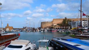 Kyrenia, Kıbrıs - 15 Şubat 2020: Kyrenia limanı ve limanı, adanın kuzey kesimi