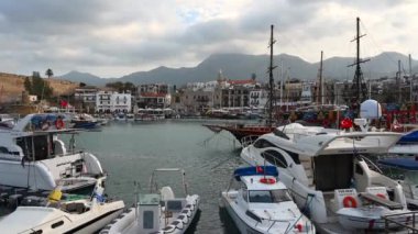 Kyrenia, Kıbrıs - 15 Şubat 2020: Kyrenia limanı ve limanı, adanın kuzey kesimi