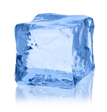 beyaz arkaplanda buz küpü