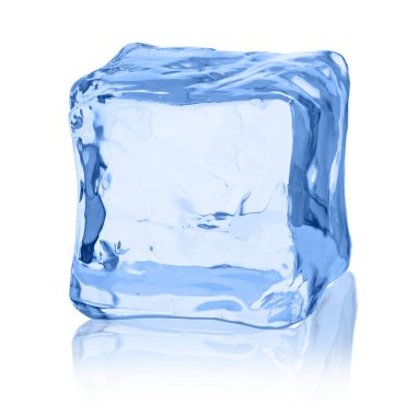 beyaz zemin üzerinde buz küpleri.