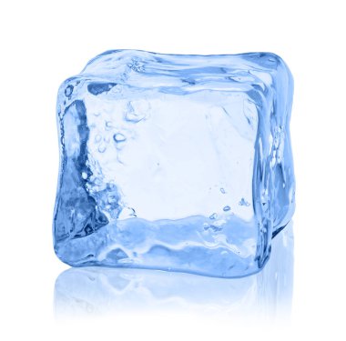 beyaz zemin üzerinde buz küpleri.