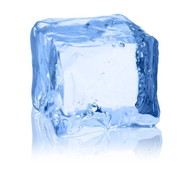 Cubes de glace sur fond blanc . — Photo