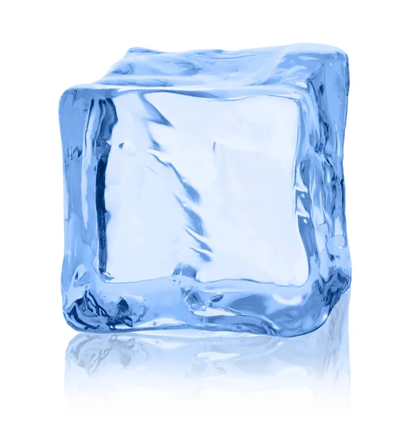Cubos de hielo sobre un fondo blanco . —  Fotos de Stock