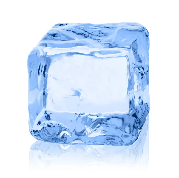 Кубики льоду на білому тлі . — стокове фото