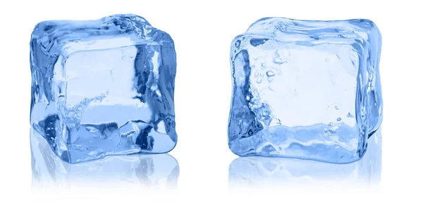 Cubos de gelo sobre um fundo branco . — Fotografia de Stock