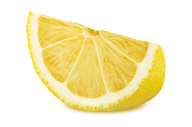 Beyaz arka planda izole edilmiş limon dilimi