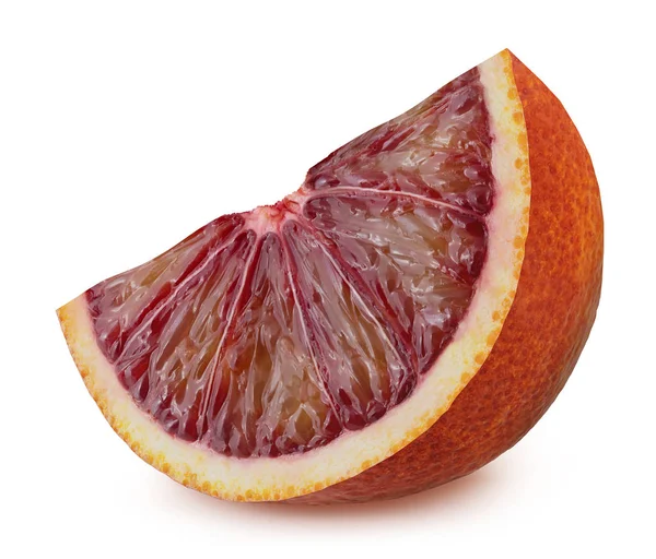 Кусок окровавленного апельсина с листом на белом фоне — стоковое фото