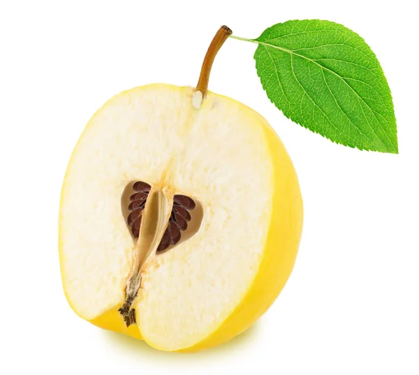 Połowa dojrzałe jabłko Pigwa z liść na białym tle — Zdjęcie stockowe