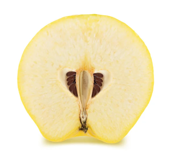 Половина спелого яблочного айвы изолирована — стоковое фото