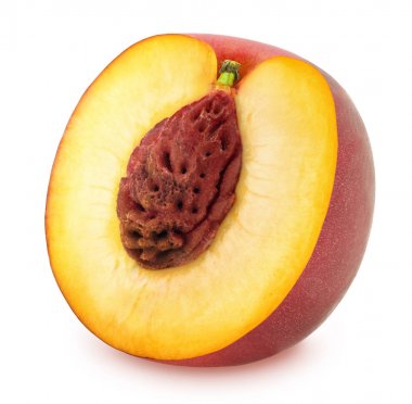 Beyaz arka plan üzerinde izole olgun nektarin yarısı