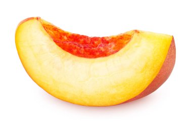 Beyaz arka plan üzerinde izole olgun nektarin dilim