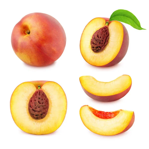 Beyaz arka plan üzerinde izole olgun nektarin kümesi