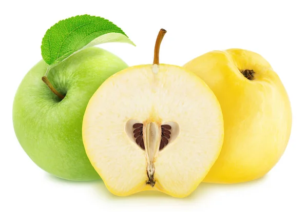 Composiet beeld met appel en kweeperen geïsoleerd op een witte achtergrond. — Stockfoto