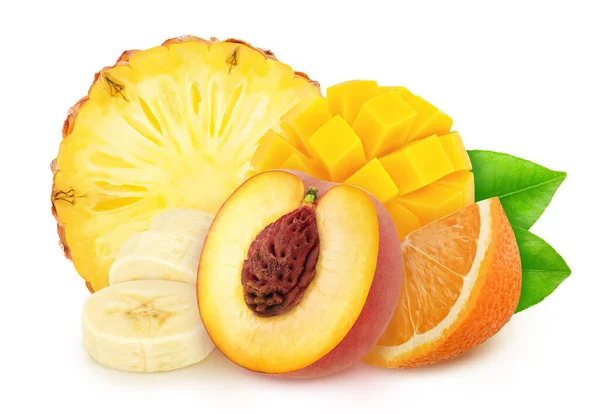 Composição com frutas tropicais fatiadas isoladas em um fundo branco com caminho de recorte . — Fotografia de Stock