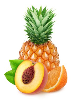 Tatlı meyve karışımlı renkli kompozisyon - ananas, portakal ve şeftali kesme yolu olan beyaz bir arka planda izole edilmiş.