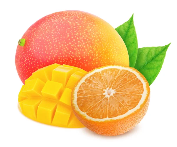 Composição com mistura de frutas tropicais totalmente maduras manga e laranja isoladas em um fundo branco com caminho de recorte . — Fotografia de Stock