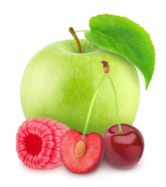 Kolorowa kompozycja z jagodami jabłkowymi i ogrodowymi - malina i wiśnia, odizolowana na białym tle ze ścieżką wycinania. — Zdjęcie stockowe