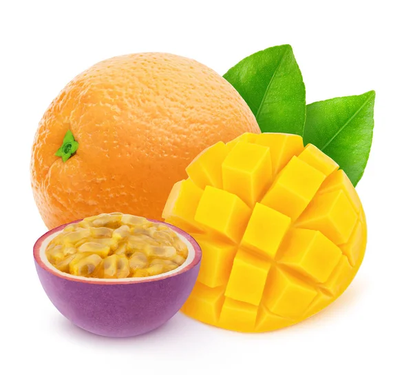 Composição com mistura de frutas tropicais totalmente maduras manga, maracujá e laranja isoladas em um fundo branco com caminho de recorte . — Fotografia de Stock