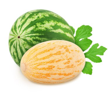 Kesme yolu ile beyaz bir arkaplanda izole tatlı kesilmiş meyveler bileşimi.