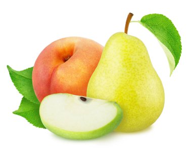 Elma, şeftali ve armut gibi bütün ve kesilmiş meyvelerle bembeyaz bir zemin üzerinde izole edilmiş kompozisyon.