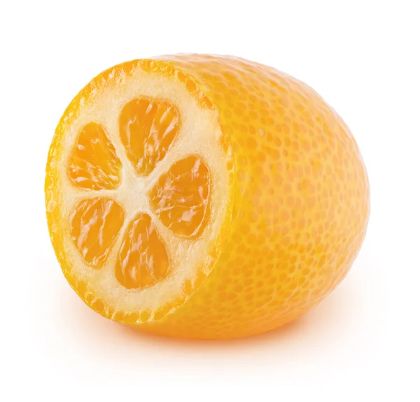 Setengah dari kumquat terisolasi pada latar belakang putih . — Stok Foto